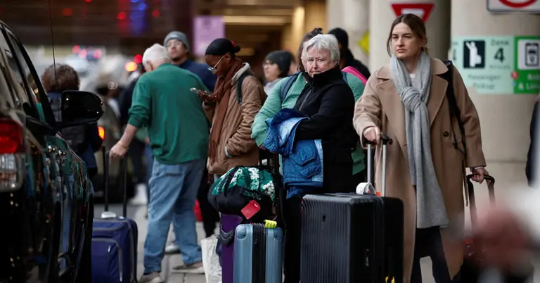 বিমানবন্দরে অপেক্ষায় যাত্রীরা